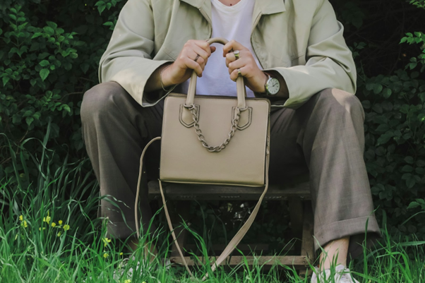 4 Stylish Sports Handbags for the Trendy Card Player